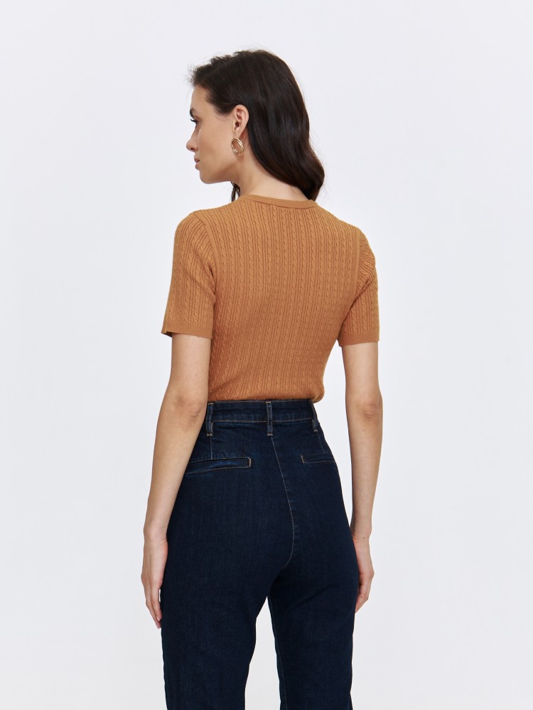 Brązowy sweter z krótkim rękawem i dekoracyjną fakturą