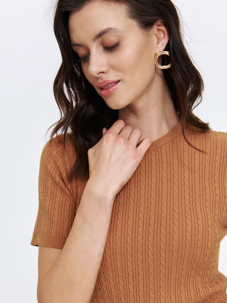 Brązowy sweter z krótkim rękawem i dekoracyjną fakturą