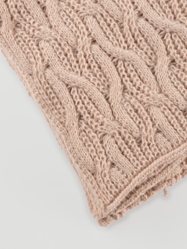 Beżowy szalik z grubym splotem