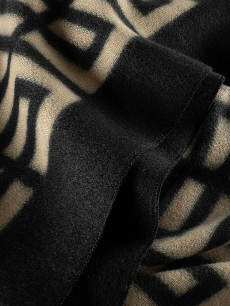 Elegancki szal z nadrukiem