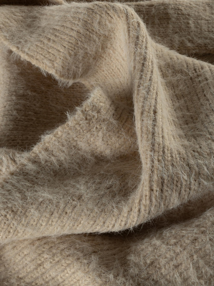 Beżowy szal z imitacji futra 