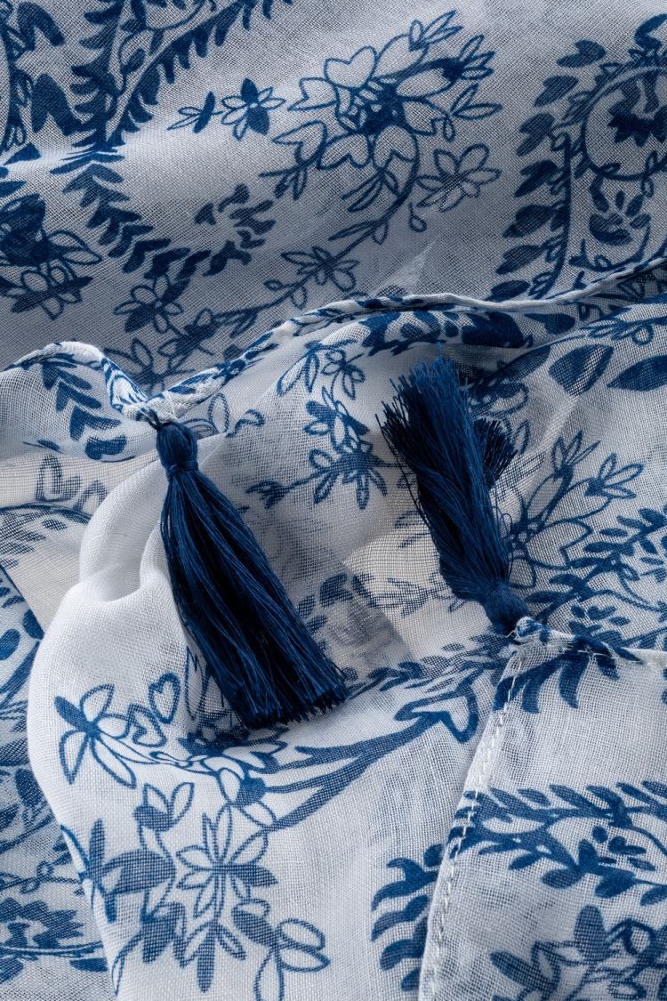 Biało-niebieska apaszka z printem 