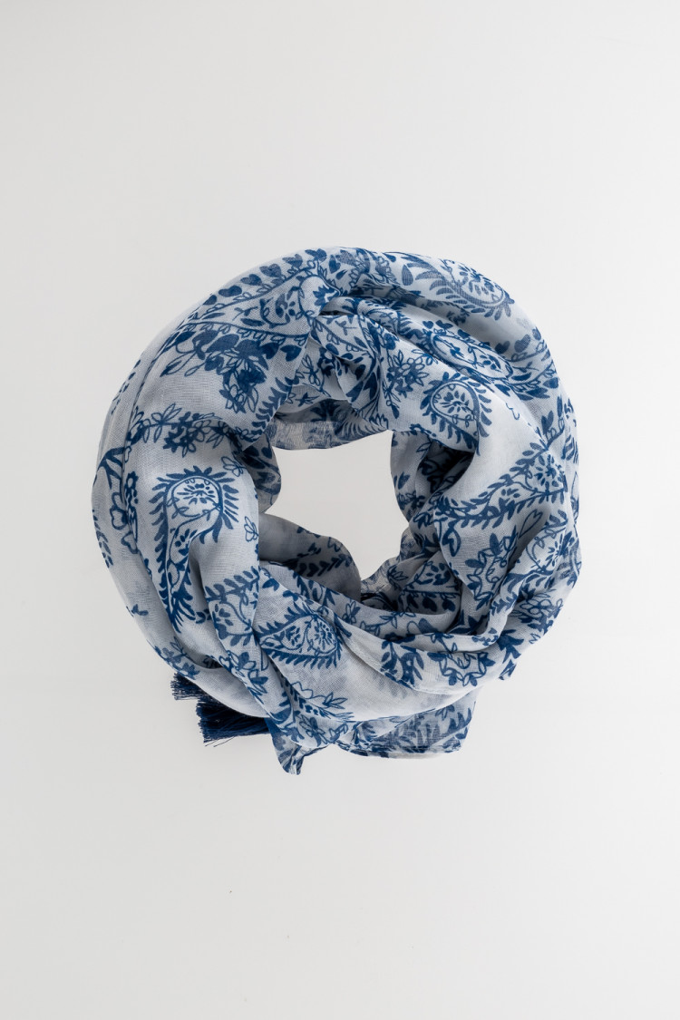 Biało-niebieska apaszka z printem 