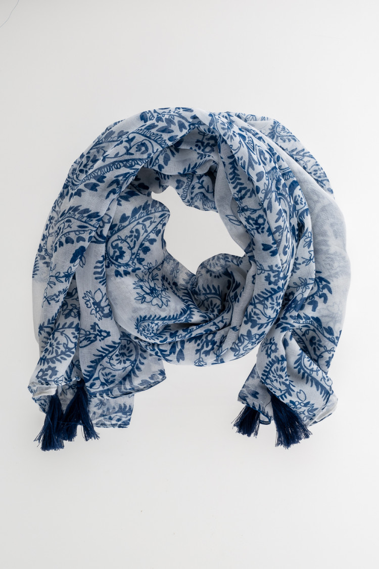 Biało-niebieska apaszka z printem 