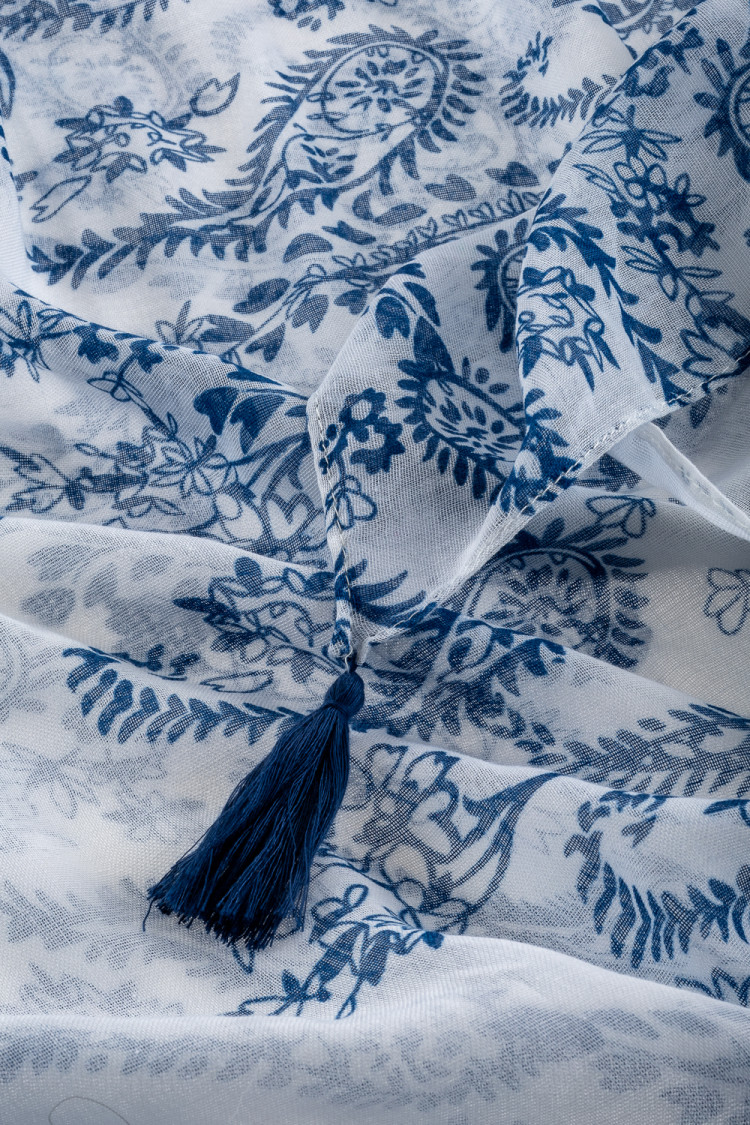 Biało-niebieska apaszka z printem 