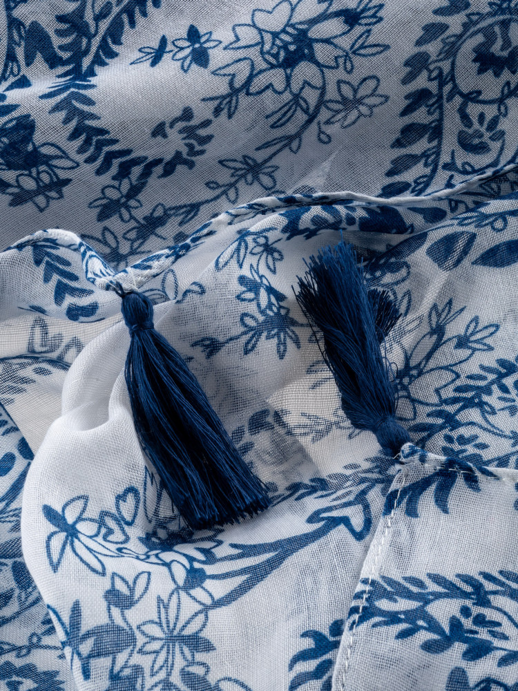 Biało-niebieska apaszka z printem 