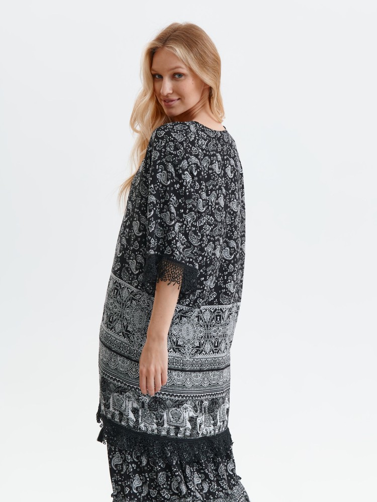 Lekka narzutka we wzory wykończona haftem Lekka narzutka we wzory wykończona haftem