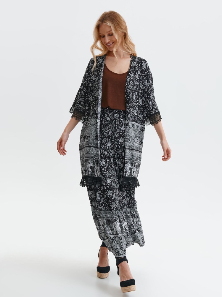 Lekka narzutka we wzory wykończona haftem Lekka narzutka we wzory wykończona haftem