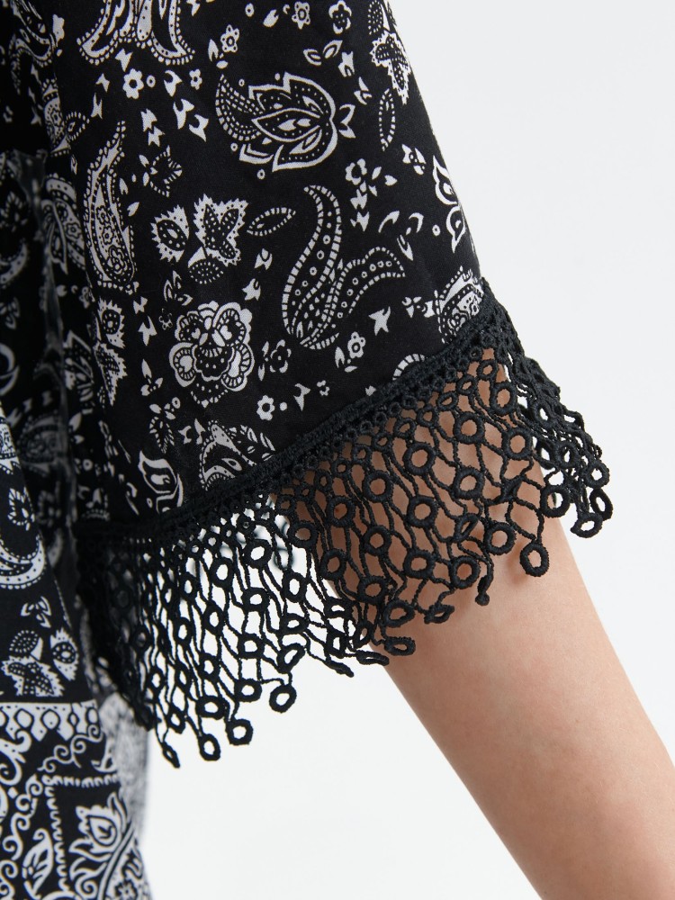 Lekka narzutka we wzory wykończona haftem Lekka narzutka we wzory wykończona haftem