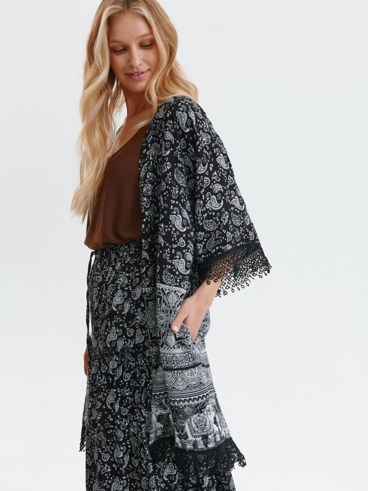 Lekka narzutka we wzory wykończona haftem Lekka narzutka we wzory wykończona haftem