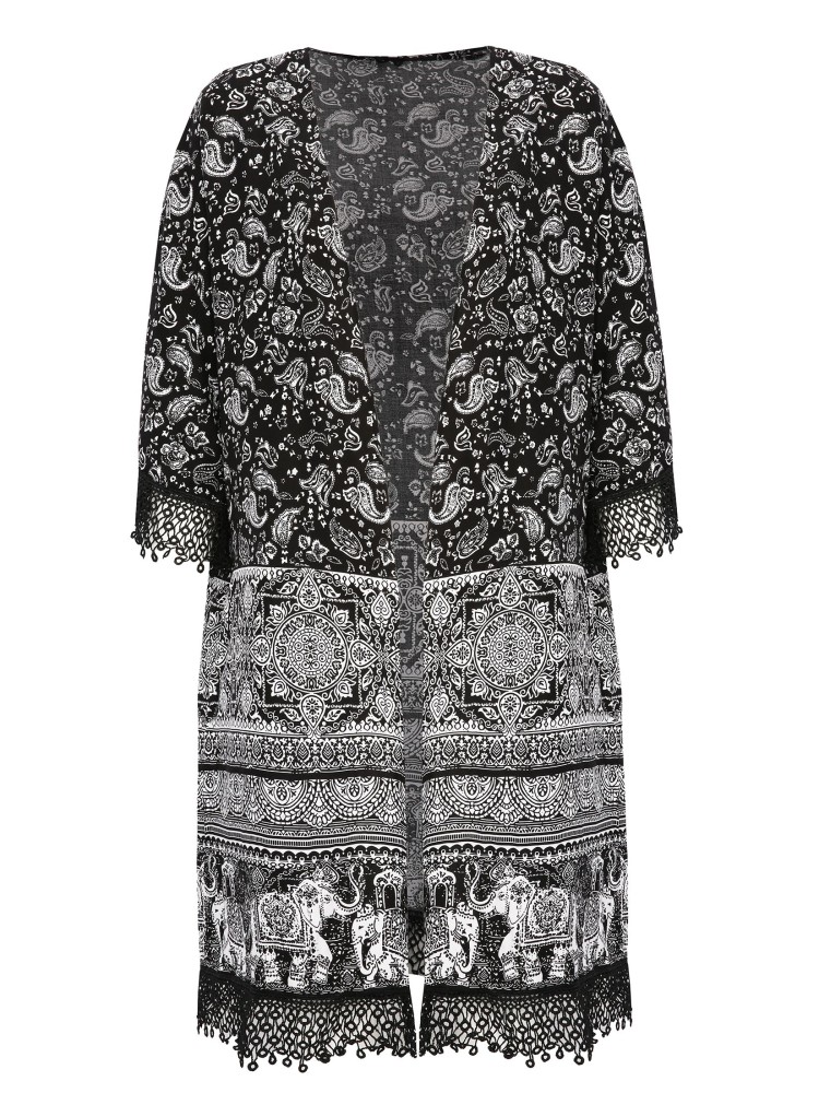 Lekka narzutka we wzory wykończona haftem Lekka narzutka we wzory wykończona haftem