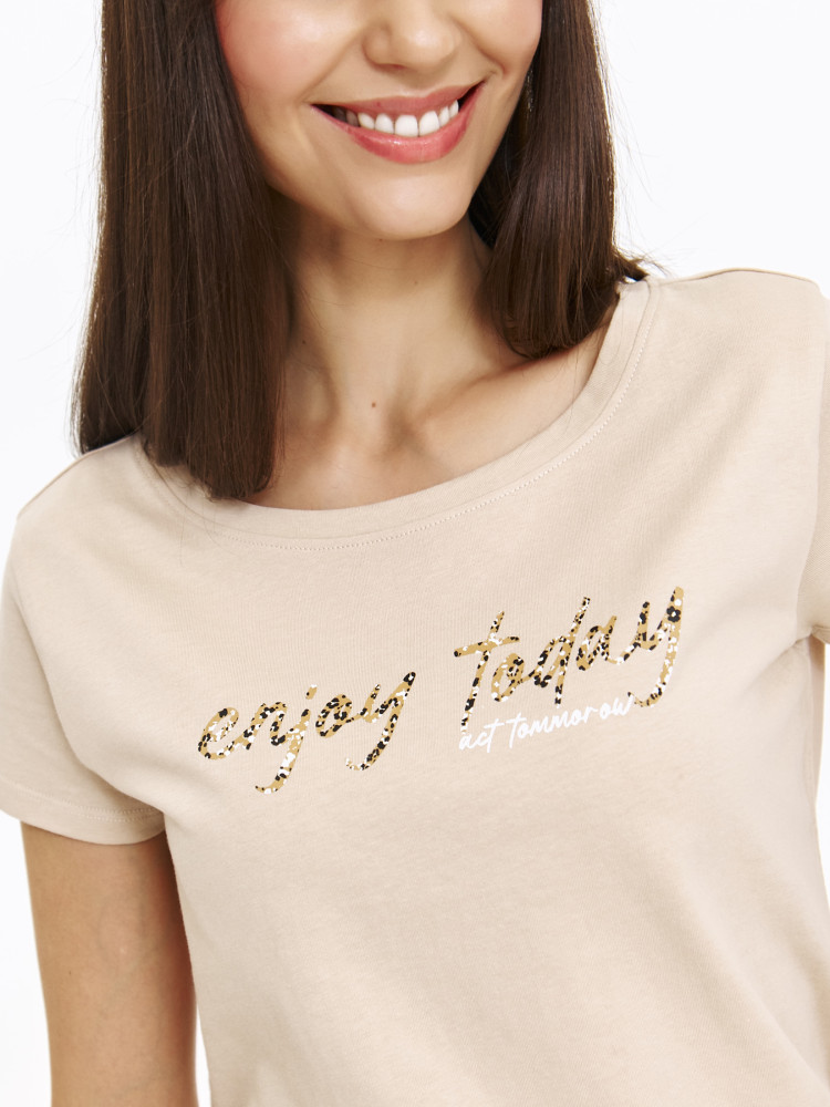 Jasnobeżowy t-shirt z napisem