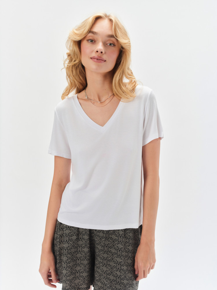 Biały t-shirt z dekoltem w serek 