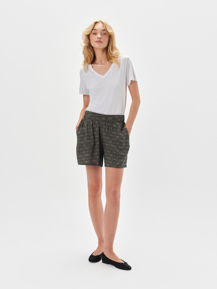 Biały t-shirt z dekoltem w serek 