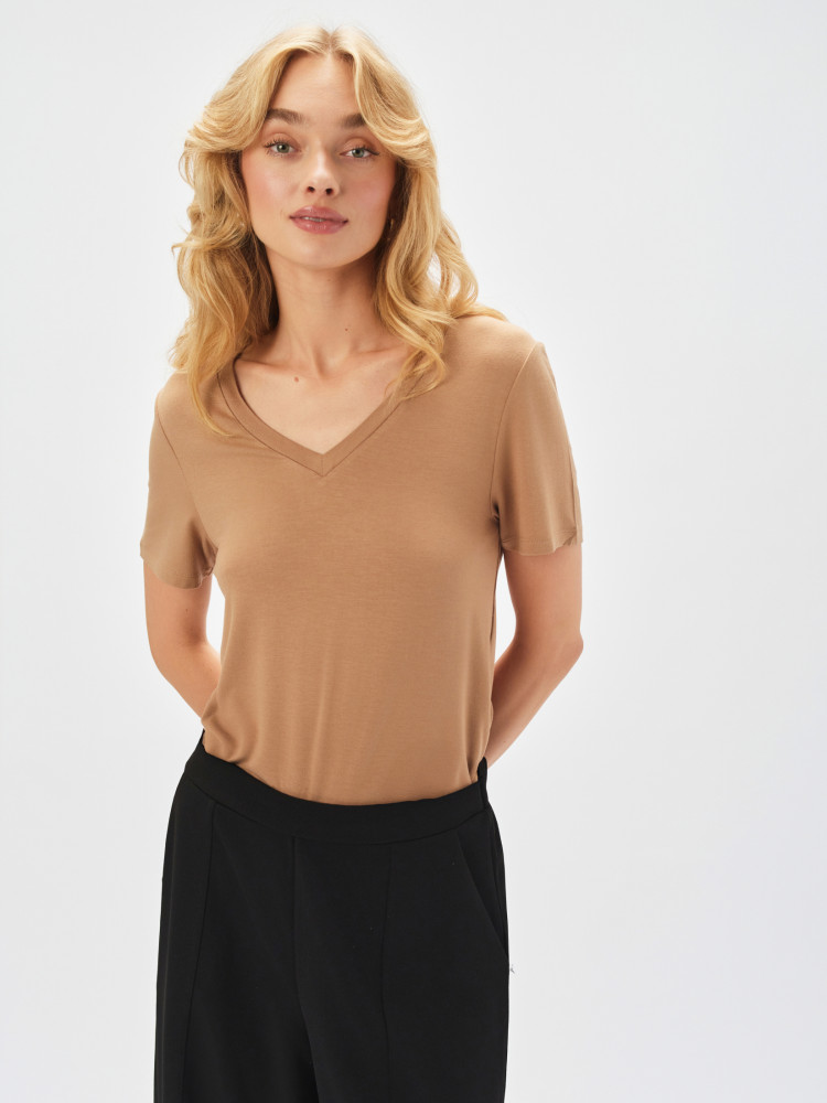 Beżowy t-shirt z krótkim rękawem 