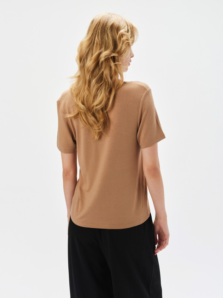 Beżowy t-shirt z krótkim rękawem 