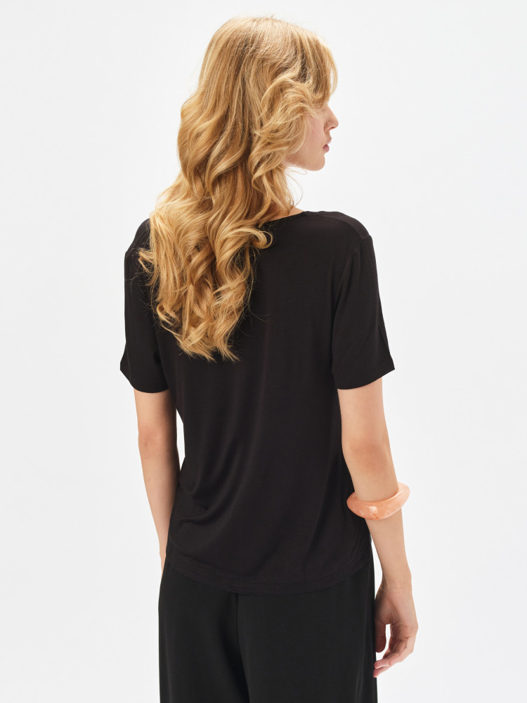 Czarny t-shirt z krótkim rękawem 