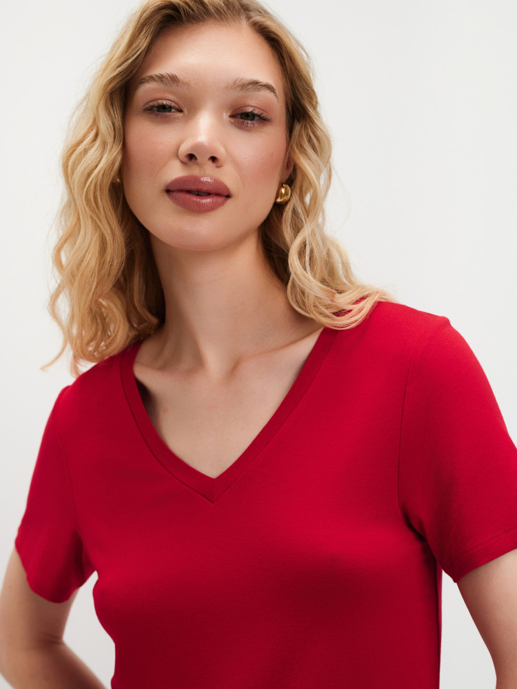 Czerwony top z dekoltem V 