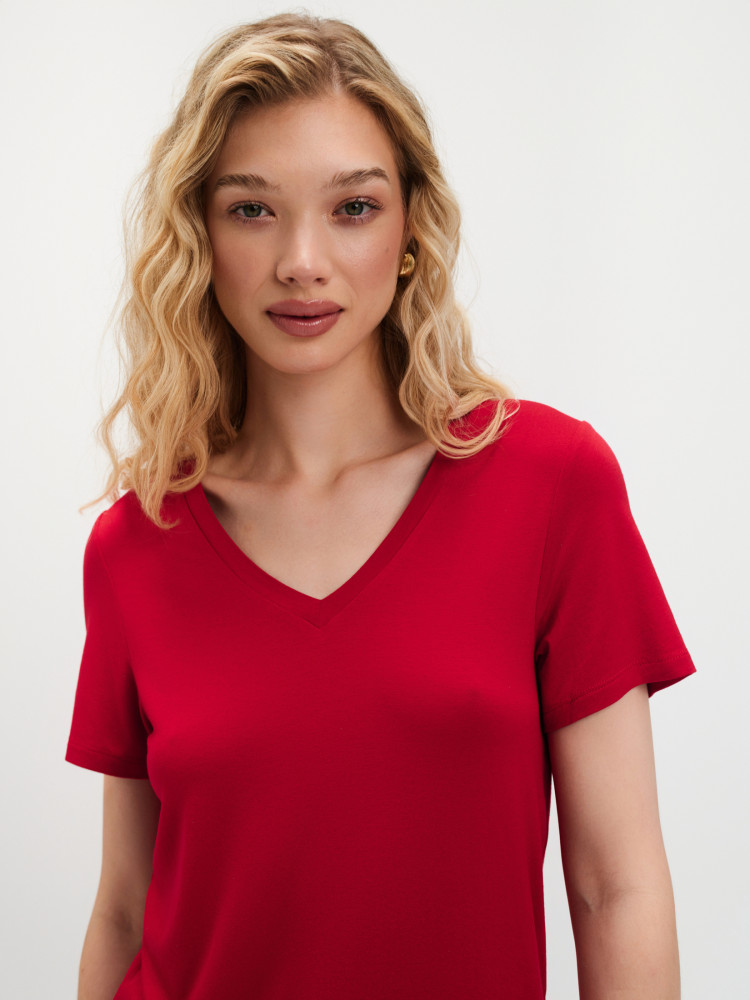 Czerwony top z dekoltem V 
