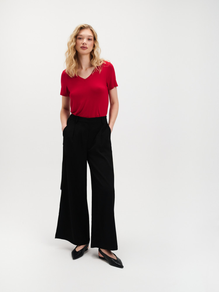 Czerwony top z dekoltem V 