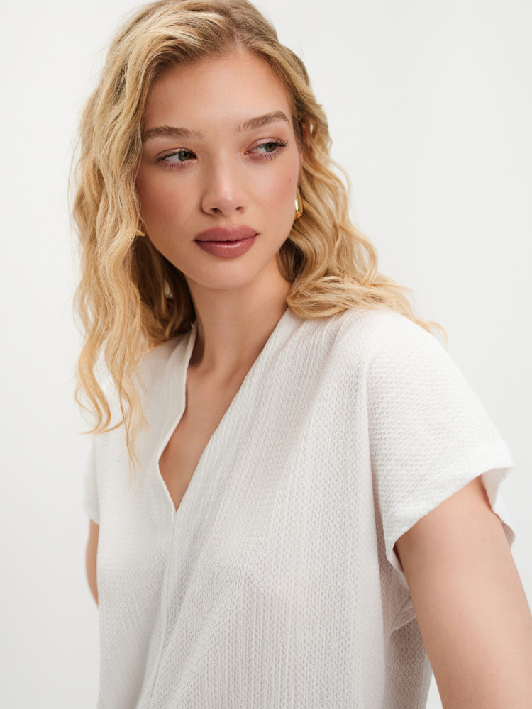 Biała bluzka z dekoltem v-neck 