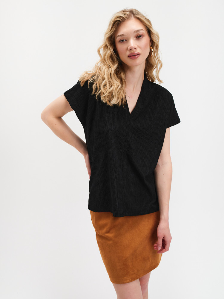 Czarna bluzka z dekoltem v-neck 