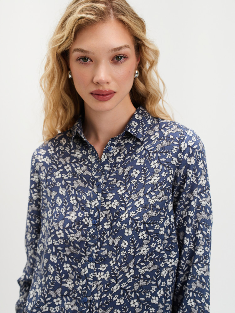 Niebieska koszula w drobne kwiaty 