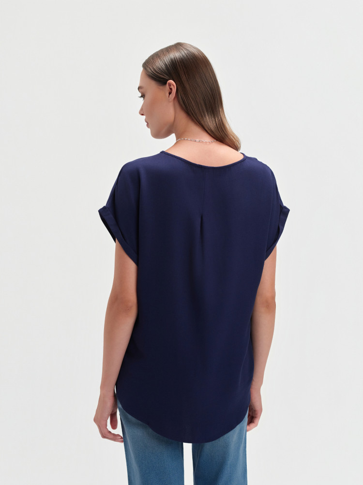 Granatowa bluzka z krótkim rękawem z podwinięciem 