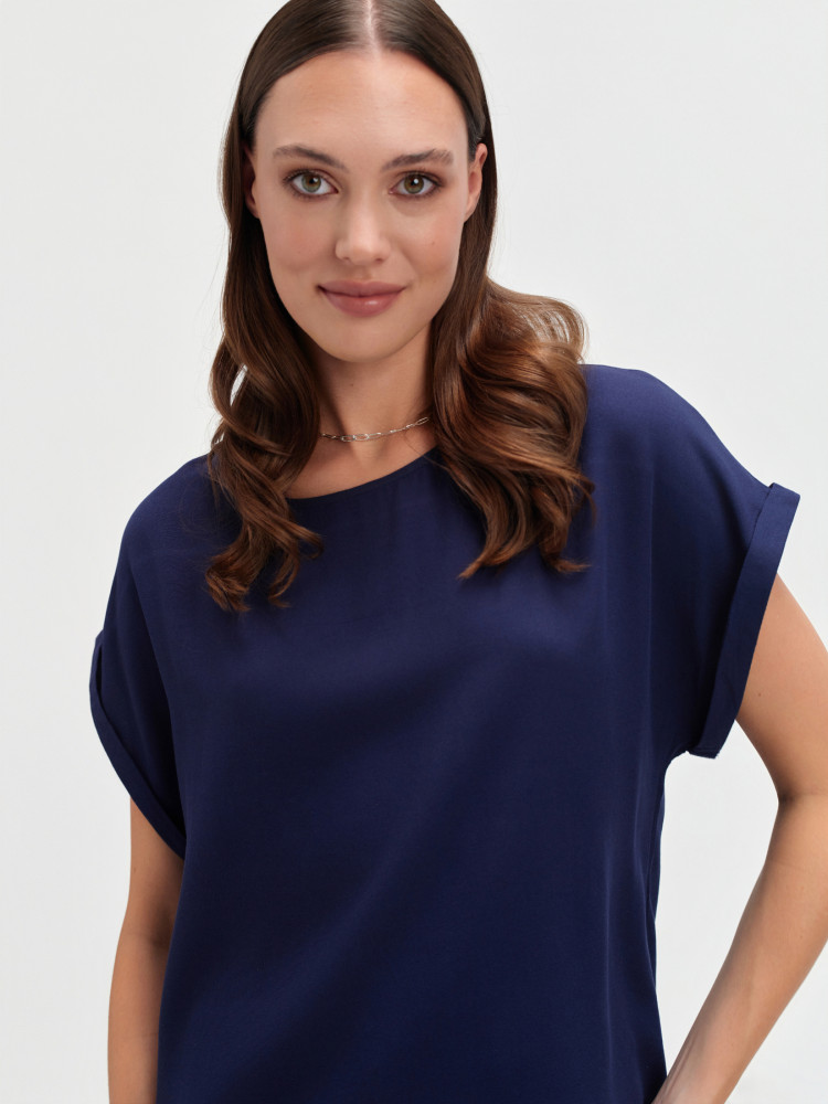 Granatowa bluzka z krótkim rękawem z podwinięciem 