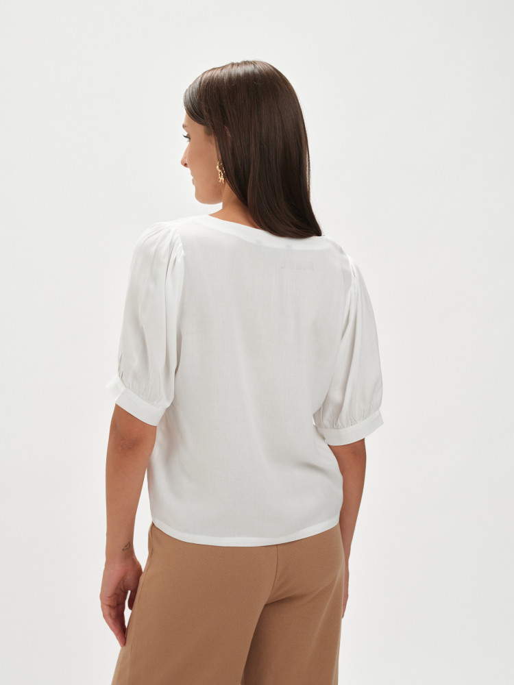 Biała bluzka z bufiastym rękawem 