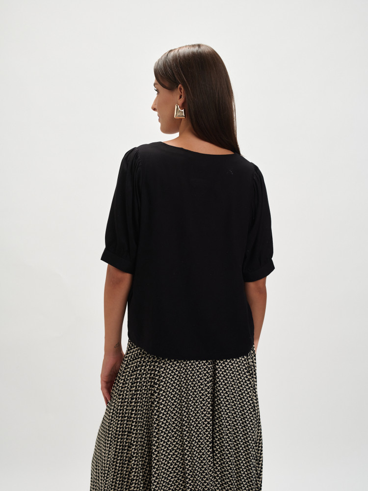 Czarna bluzka z bufiastymi rękawami 