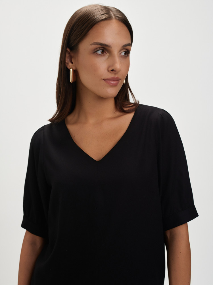 Czarna bluzka z bufiastymi rękawami 