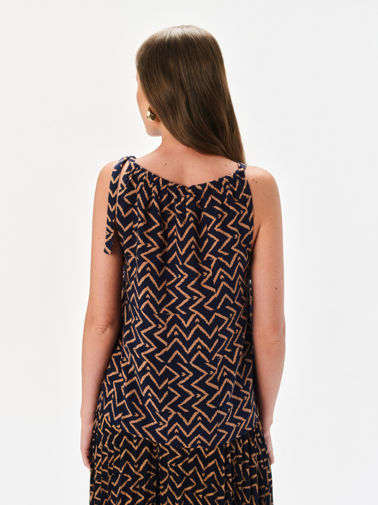 Wzorzysta bluzka z dekoltem halter 