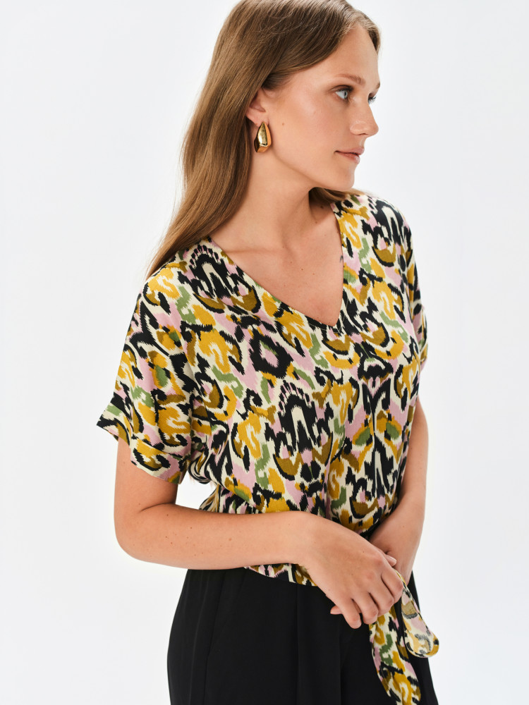 Żółta bluzka z efektownym printem 