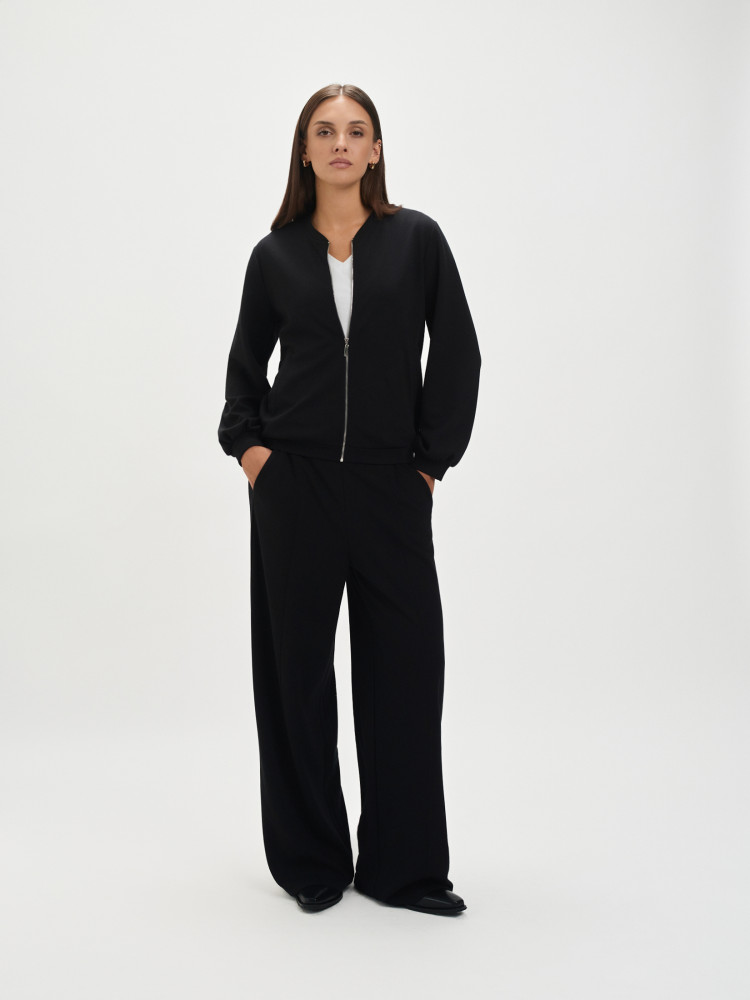 Czarna bluza o kroju bomber 