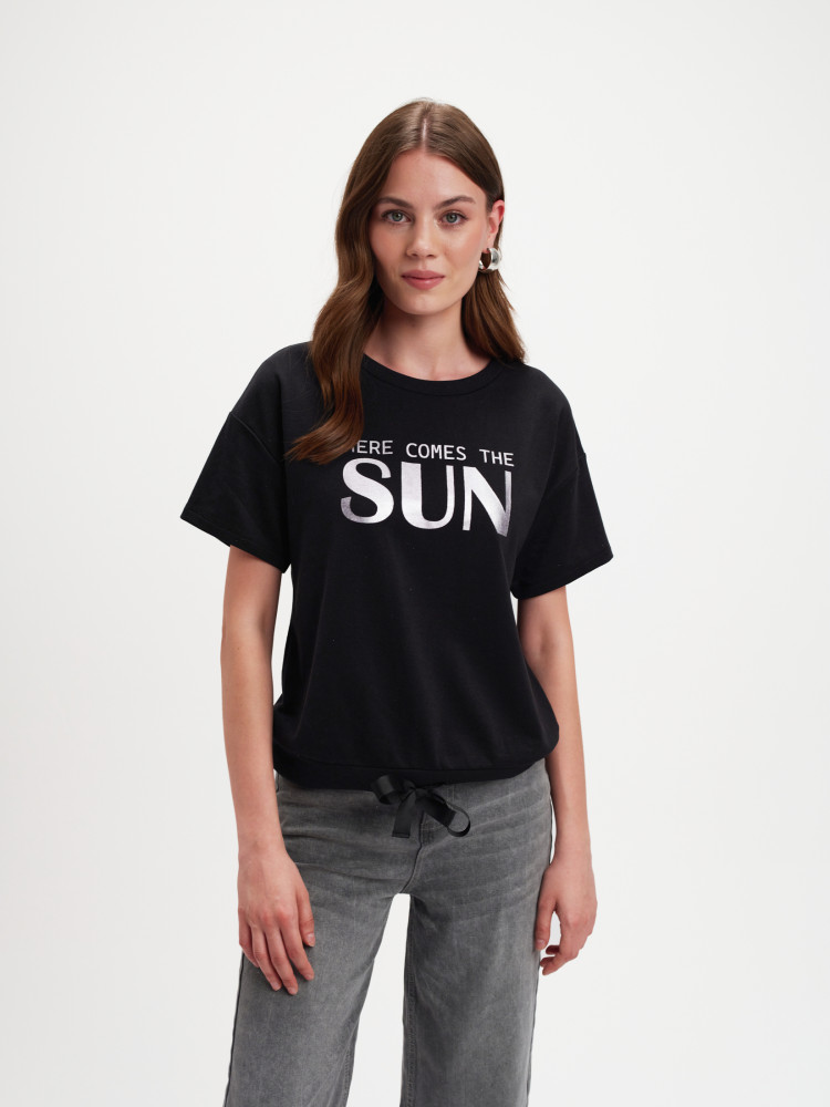 Czarna bluza z połyskującym napisem 