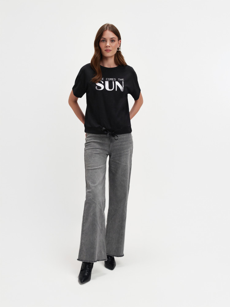 Czarna bluza z połyskującym napisem 