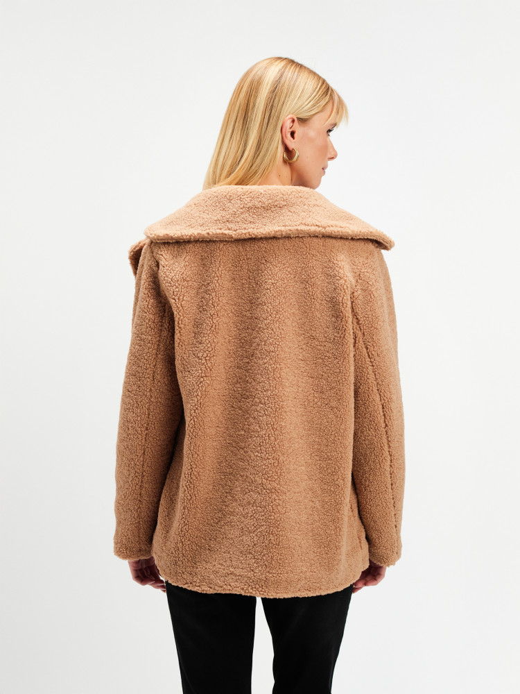 Beżowa kurtka typu miś 