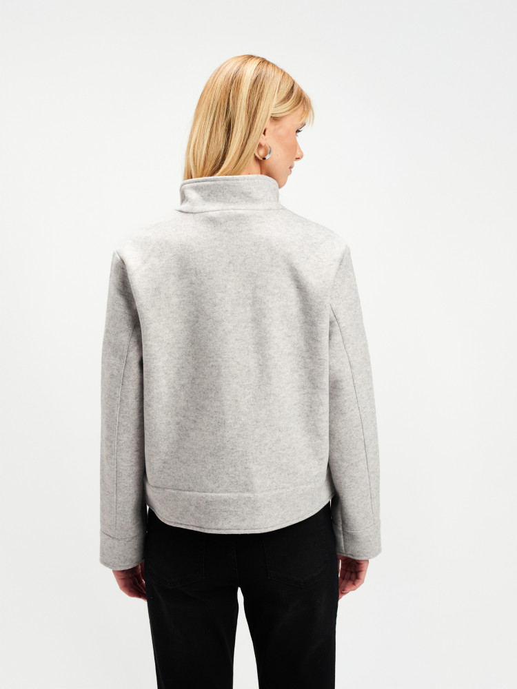 Krótka jasnoszara kurtka 