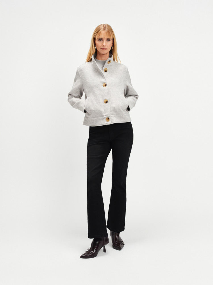 Krótka jasnoszara kurtka 