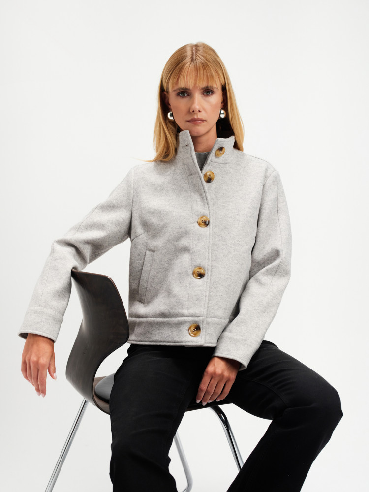 Krótka jasnoszara kurtka 