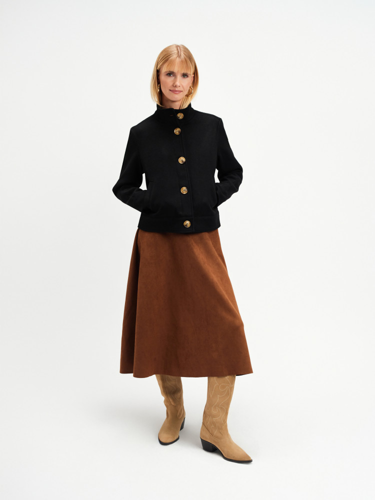 Krótka kurtka z wysokim kołnierzem 