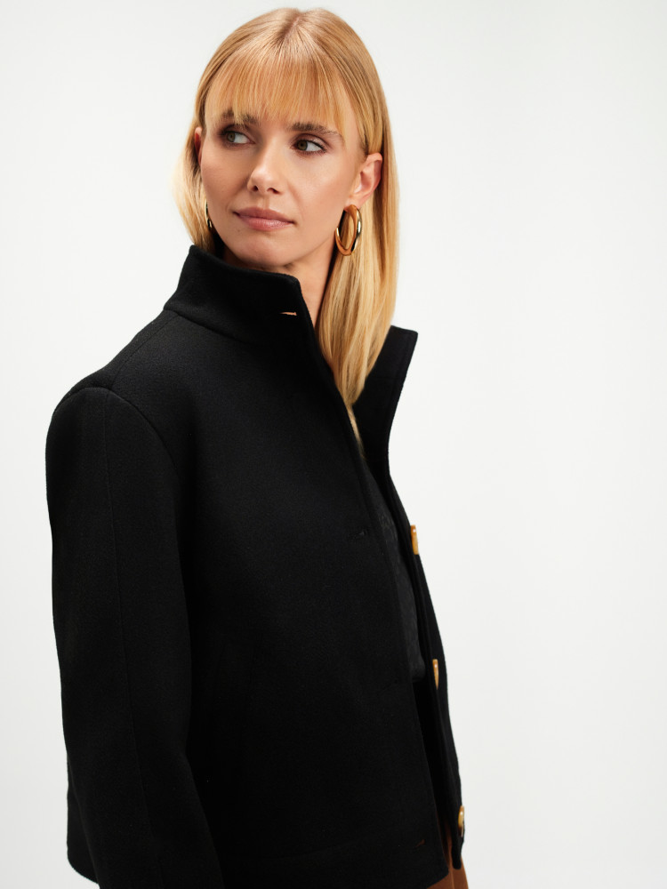 Krótka kurtka z wysokim kołnierzem 