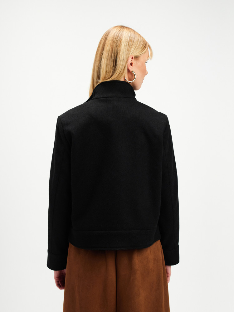 Krótka kurtka z wysokim kołnierzem 