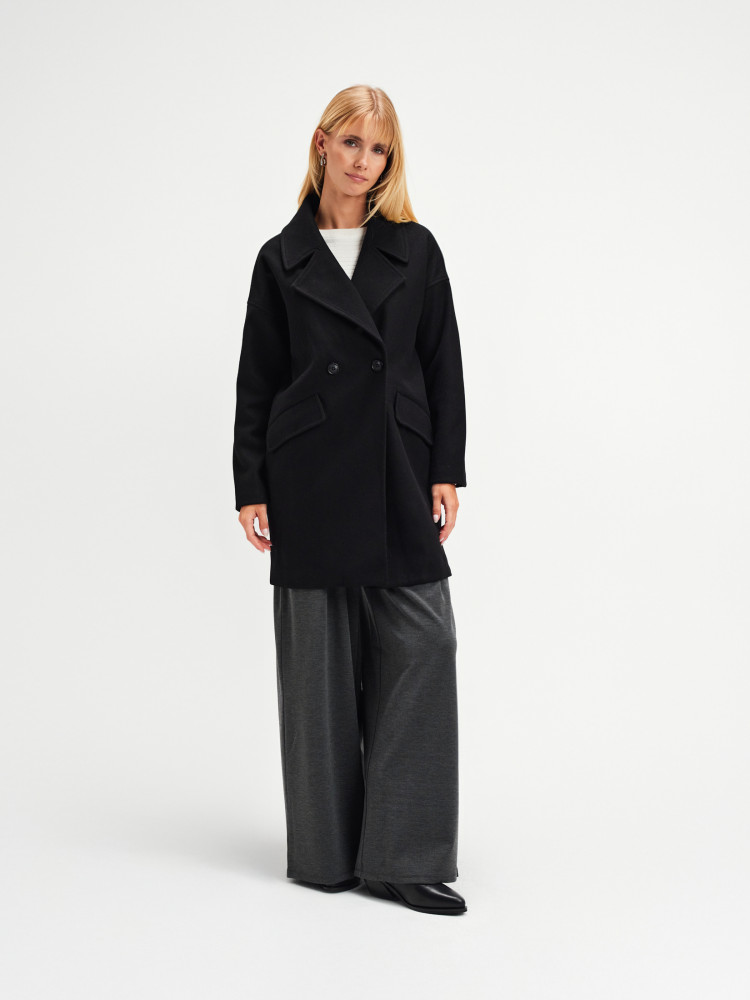 Czarny jednorzędowy płaszcz 