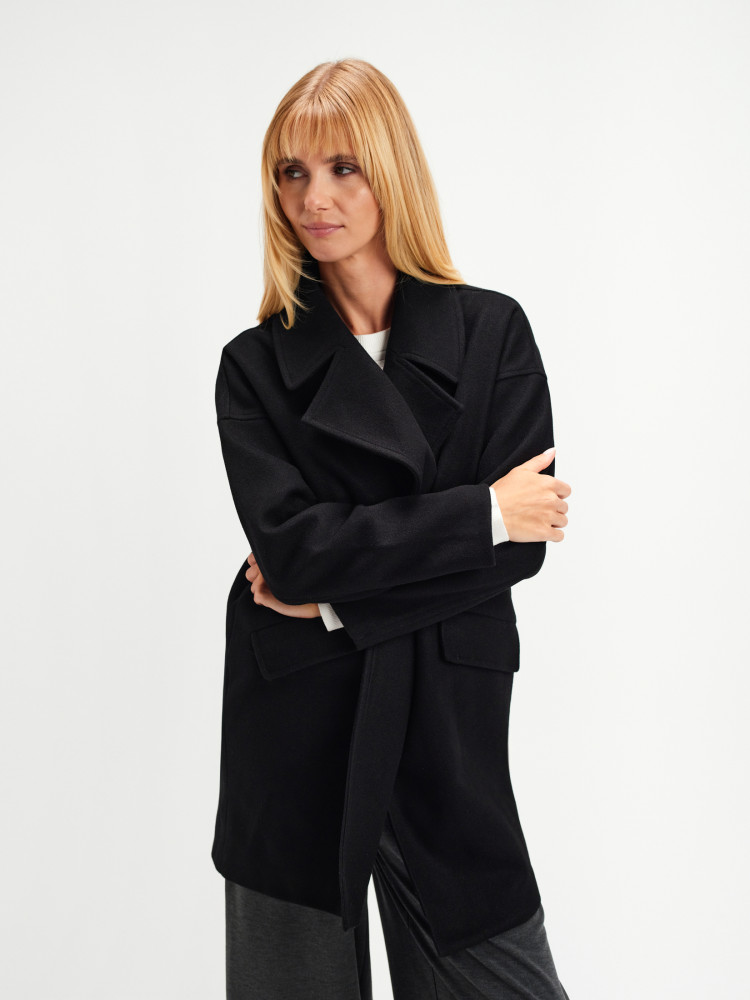 Czarny jednorzędowy płaszcz 