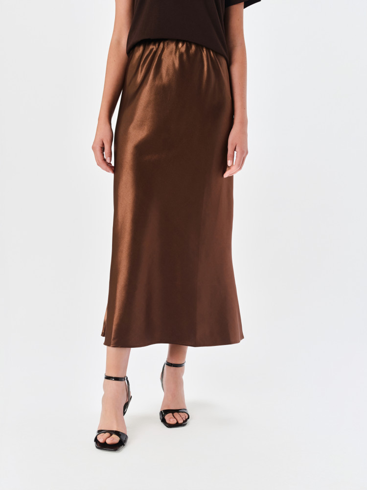 Satynowa spódnica w ciemnobeżowym kolorze 