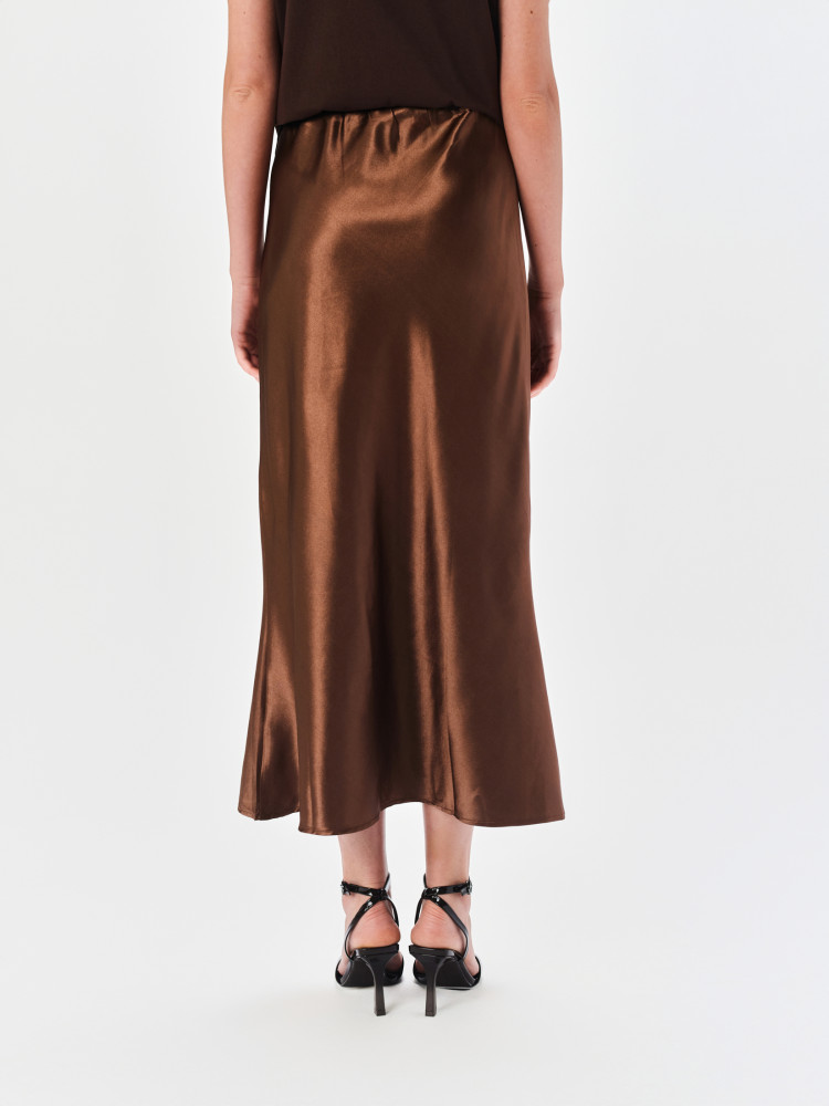 Satynowa spódnica w ciemnobeżowym kolorze 