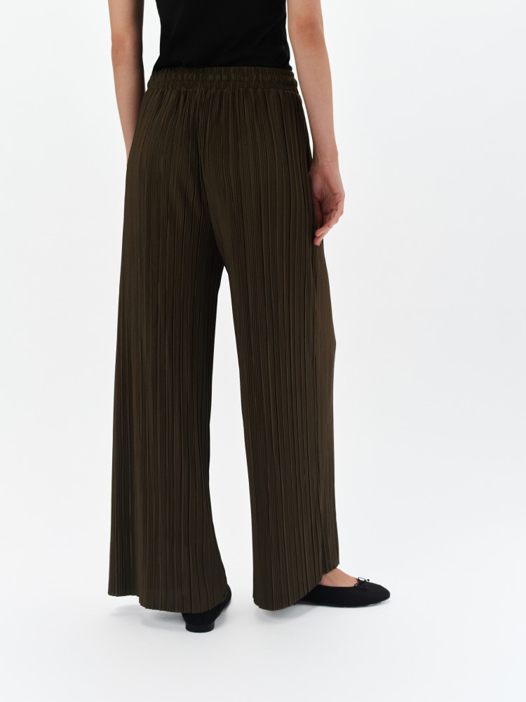 Luźne spodnie w kolorze ciemnozielonym 