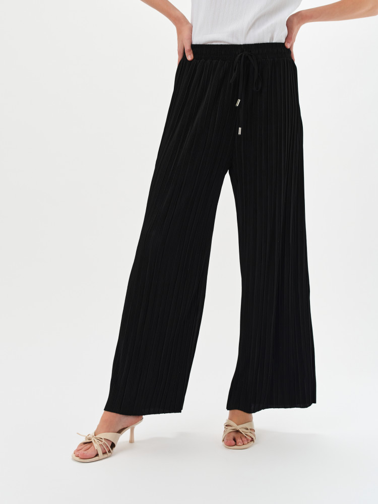 Czarne spodnie o strukturalnej fakturze